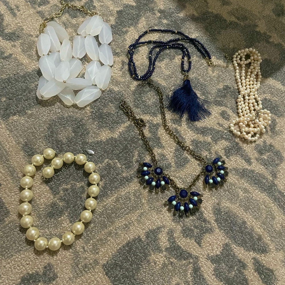 Assorted necklaces (5)